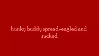 Ein knackiger Kumpel mit gespreizten Beinen, gesockt und gelutscht