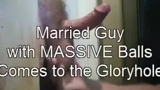 Verheirateter Kerl mit riesigen Eiern am Gloryhole