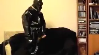 Gummitaucher Jungs wichsen viel und kommen schließlich zum Sperma