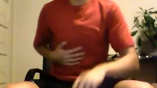 junger Muskelprotz zieht sich aus und wichst sich einen