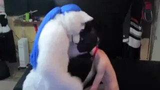 Adliger besteigt seinen Welpen