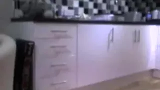 Mit Pisse getränkte weiße Slips und mehrere Lagen verschiedener Shorts