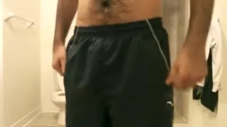 Haariger Inder benutzt Dildo im Badezimmer