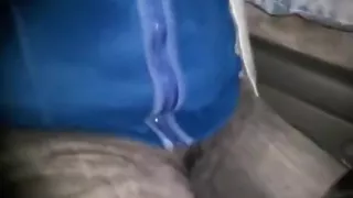 Lange Pisse in grauen Jeans