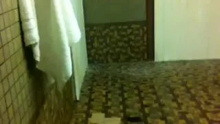 Wieder duschen in der öffentlichen Umkleidekabine des Gym Gangs Dusche