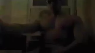 Ich sitze auf einem Stuhl und rauche mit meinem Schwanz in der Hand