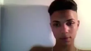 Junger, schlanker, schwarzer Latino mit fettem Schwanz