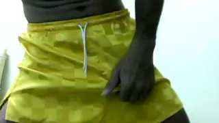 Wichser mit gelben Nylonshorts und Sperma auf blauem adidas