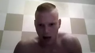 Deutscher Sklave saugt sich selbst und sperma im Gesicht für mich