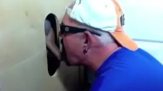 Gloryhole Married Regular kehrt zum Futter zurück