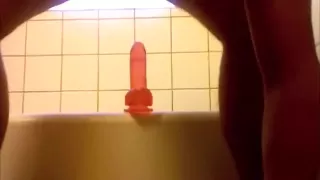 Cubs erstes Mal mit einem Dildo, doppeltes Sperma