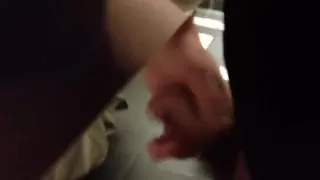 Alter Mann wichst asiatischen Unterstall