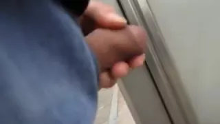 Zieh dich an der Bushaltestelle aus und sperma rein