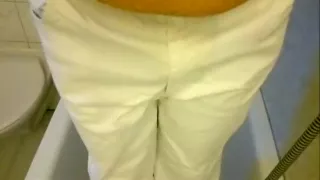 Pinkeln in meine weiße Jeans