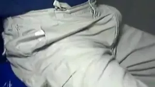 Pisse und Sperma in Shorts