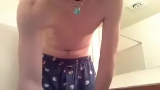 Bad wichsen riesiges Sperma Schuss