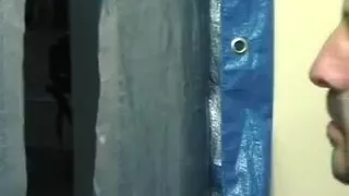 Gloryhole lutscht ungeschnittenen schwarzen Schwanz