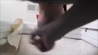 Nahaufnahme des pochenden Schwanzes am Gloryhole, schlucke ihn runter mmm