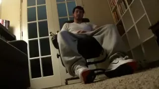 Meister Madison spricht mit seinen Fußsklaven!