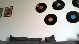 Faszinierender Kerl wichst im Gästezimmer und hält sich vor der Kamera fest