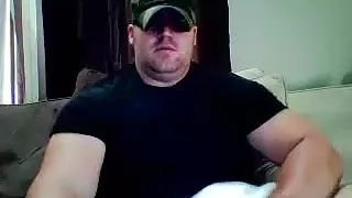 Dishy Poof entspannt sich in einem kleinen Raum und hält sich vor der Kamera fest