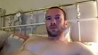 Die hübsche Schwuchtel entspannt sich im Gästezimmer und hält sich vor der Kamera fest