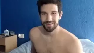 Hübsche Schwuchtel wichst sich innerhalb von Türen einen und hält sich vor der Kamera fest