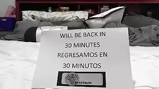 Attraktiver Mann wichst zu Hause und filmt sich dabei mit der Webcam