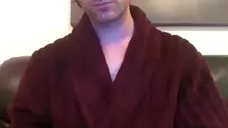 Gutaussehender Schwuler entspannt sich in der Wohnung und setzt sich per Webcam ein Denkmal