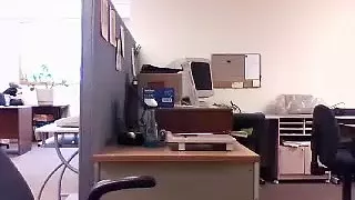 Schöner Schwuler fickt in einem kleinen Raum und hält sich vor der Webcam am Computer fest