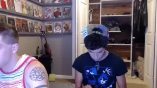 Verführerische Schwuchtel fickt im Schlafzimmer und verewigt sich vor der Computer-Webcam