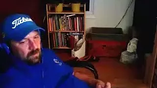 Der hübsche Mann vergnügt sich in seinem Zimmer und hält sich auf der Webcam fest