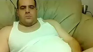 Süßer Mann spielt zu Hause und setzt sich per Computer-Webcam ein Denkmal