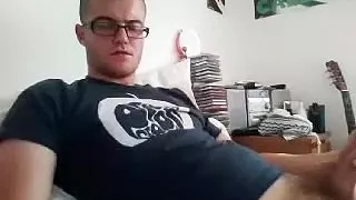 Gutaussehender Mann entspannt sich in einem kleinen Raum und erinnert sich an sich selbst auf der Computer-Webcam