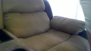 Sexy Kerl entspannt sich zu Hause und setzt sich vor der Webkamera ein Denkmal