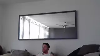 Gutaussehende Schwuchtel spielt im Schlafzimmer und filmt sich selbst mit der Webcam