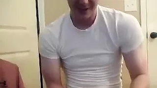 Der sympathische Schwule entspannt sich in einem kleinen Raum und hält sich vor der Kamera fest