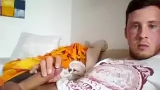 Die hübsche Schwuchtel wichst im Gästezimmer und hält sich mit der Webkamera fest