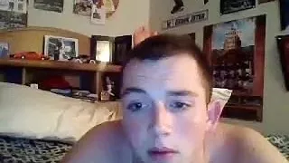 Komischer Typ holt sich in seinem Zimmer einen runter und filmt sich dabei vor der Kamera