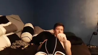 Hübscher Kerl holt sich in seinem Zimmer einen runter und filmt sich vor der Webcam