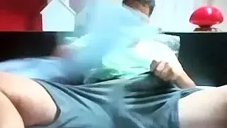 Die nette Schwuchtel entspannt sich in einem kleinen Raum und hält sich per Webcam am Computer fest