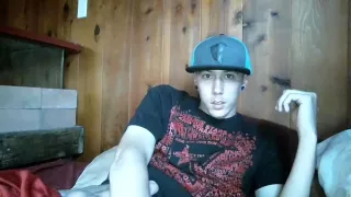 Gutaussehender Freund masturbiert im Schlafzimmer und filmt sich selbst vor der Webcam