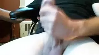 Charmanter Schwuler holt sich zu Hause einen runter und verewigt sich vor der Webcam