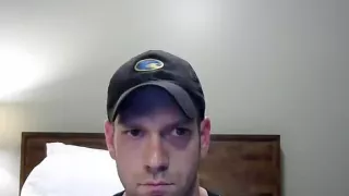 Verführerischer Mann fickt im Gästezimmer und verewigt sich auf der Webkamera