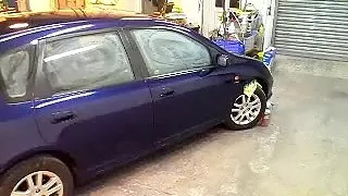 Faszinierender Freund entspannt sich im Schlafzimmer und hält sich vor der Kamera fest