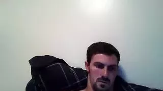 Gutaussehender Mann wichst im Gästezimmer und filmt sich selbst auf der Computer-Webcam