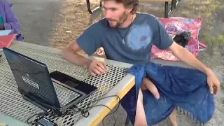 Netter Kerl wichst im Schlafzimmer und filmt sich selbst vor der Webkamera