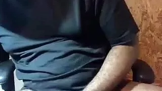 Bezaubernde Schwuchtel holt sich zu Hause einen runter und verewigt sich vor der Computer-Webcam