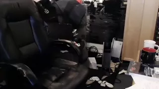 Gutaussehender Freund wichst innerhalb von Türen und setzt sich selbst ein Denkmal auf der Computer-Webcam