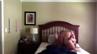 Hübscher Kerl entspannt sich im Schlafzimmer und hält sich vor der Kamera fest